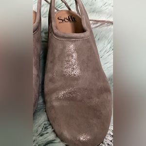 SOFFIT METALLIC SMOKE LOW HEELED SANDAL.